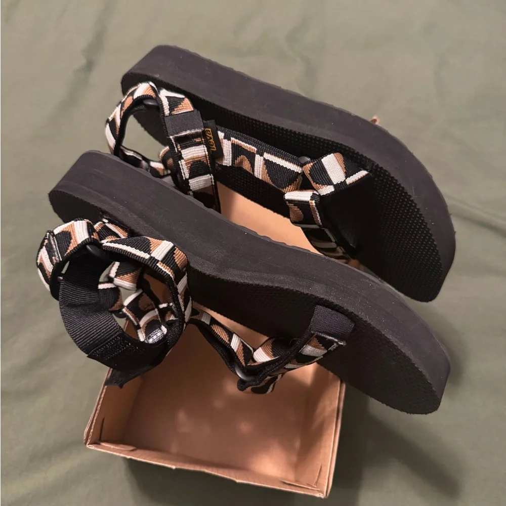 NWT/NIB Teva Women's Midform Universal Sandals. Size 8 - Picture 3 of 6